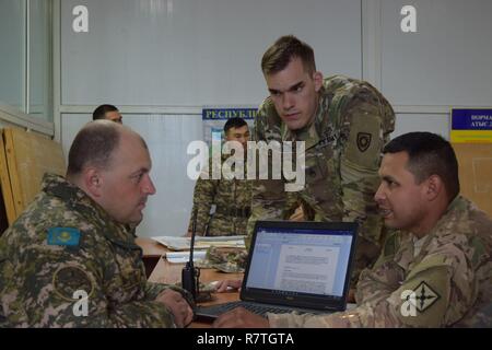 Due Stati Uniti Esercito di soldati e un soldato Kazakhstani con il Kazakistan Battaglione di mantenimento della pace il supporto azienda di sviluppare una società operazioni fine Aprile 2, 2017, che verrà utilizzata per il resto dell'esercizio steppa Eagle. Esercizio steppa Eagle 17 avviene in Kazakistan inizio Luglio 22, 2017 e si concentra sulle multinazionali e di mantenimento della pace nelle operazioni di sostegno della pace. Foto Stock