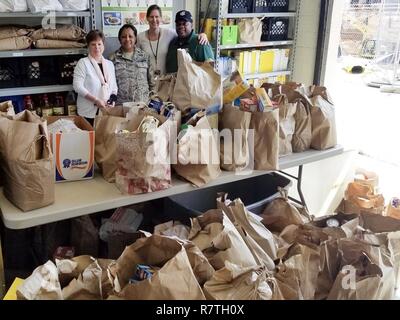 Il 4 aprile 2017, Base comune Cappellano Anacostia-Bolling Lt. Col. Sherrol James (centro) consegnato 2,241 libbre di cibo in modo che gli altri possano mangiare (alcuni) - Un interfaith, organizzazione a base comunitaria che aiuta i poveri e i senzatetto entro la regione della capitale nazionale. L'alimentari non deperibili è stato raccolto dalla JBAB Cattolica classe conferma come parte di un progetto di classe durante la Quaresima. Foto Stock