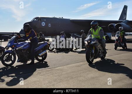 Motociclisti iniziare lasciando la Flightline a Barksdale Air Force Base, La., Aprile 7, 2017. Ci sono due corse in moto su base, Thunder su Bayou durante la primavera e Cajun Rumble durante la caduta. Foto Stock