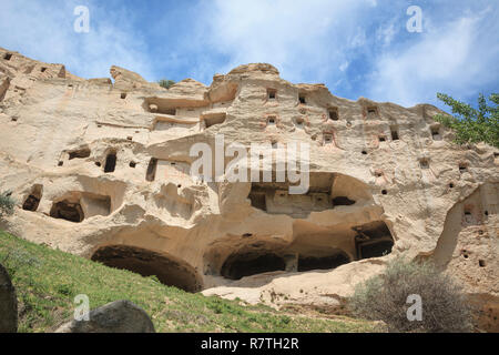 Insediamenti rupestri nella valle di gatto in Cappadocia, regione Anatolia, Turchia. Il gatto Valley è una delle meno conosciute valli della Cappadocia. Foto Stock
