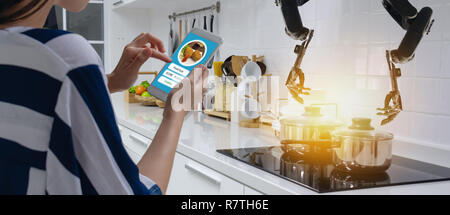 Smart a portata di mano sia abile chef assistente robotico in cucina il concetto di tecnologia, mano di robot riceve un ordine e la cottura della ricetta di programma e può s Foto Stock