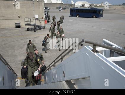 Equipaggio dal 961st Airborne Air Control Squadron passo verso un'E-3 Sentry Marzo 28, 2017 a Kadena Air Base, Giappone. La 961st's airborne attenzione e controllo forniscono sistemi di comando e controllo per il teatro pacifico, gestione delle forze del teatro e la segnalazione precoce di azioni nemiche durante il giunto, Allied e operazioni di coalizione. Foto Stock