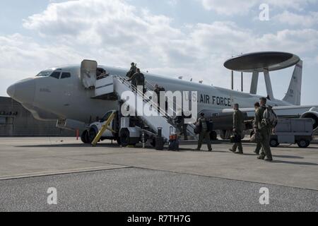 Equipaggio dal 961st Airborne Air Control Squadron passo su un E-3 Sentry Marzo 28, 2017 a Kadena Air Base, Giappone. La Sentinella ha il radar rotante con una gamma di oltre 250 miglia, allarme tempestivo in caso di rilevamento e per le missioni. Foto Stock