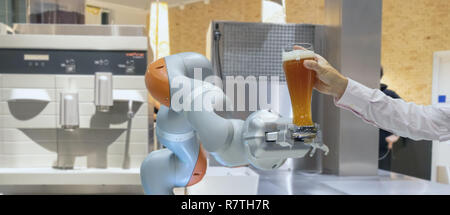 Smart a portata di mano sia abile chef assistente robotico in cucina il concetto di tecnologia, mano di robot riceve un ordine e servire, mescolando la birra o acqua potabile, Foto Stock