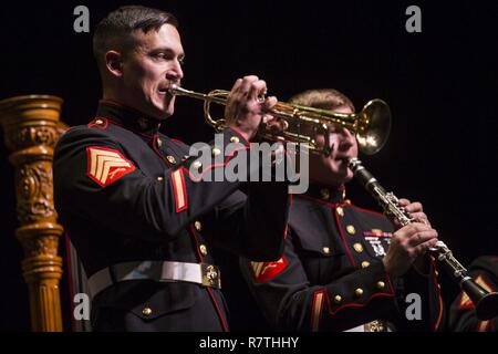 U.S.Marines con la prima divisione Marine Band suona durante la prima divisione Marine Band nono concerto annuale presso il centro della California per le arti, Escondido, California, 4 aprile 2017. Le prestazioni mostrate il Marine Corps' impegno di eccellenza musicale e alla comunità mentre si eseguono tradizionali pezzi militari dalla I Guerra Mondiale era. Foto Stock