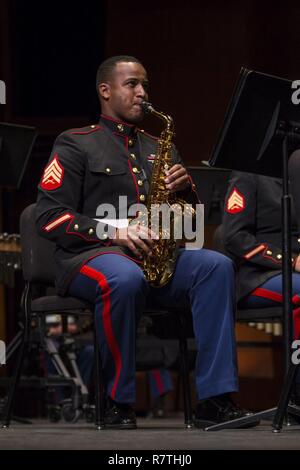 Stati Uniti Marine Corps Sgt. Raion Charles, un musicista con la prima divisione Marine Band suona durante la prima divisione Marine Band nono concerto annuale presso il centro della California per le arti, Escondido, California, 4 Aprile 2017.Le prestazioni mostrate il Marine Corps' impegno di eccellenza musicale e alla comunità mentre si eseguono tradizionali pezzi militari dalla I Guerra Mondiale era. Foto Stock