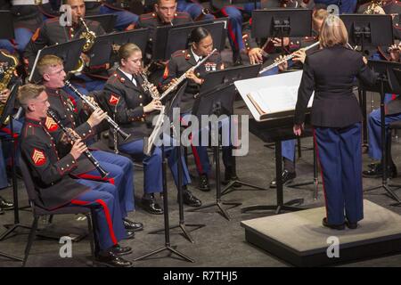 Stati Uniti Marine Corps Chief Warrant Officer 3 Stephanie filo, responsabile della prima divisione Marine Band conduce i musicisti durante la prima divisione Marine Band nono concerto annuale presso il centro della California per le arti, Escondido, California, 4 aprile 2017. Le prestazioni mostrate il Marine Corps' impegno di eccellenza musicale e alla comunità mentre si eseguono tradizionali pezzi militari dalla I Guerra Mondiale era. Foto Stock