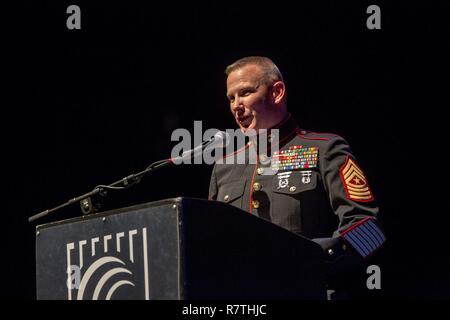 Stati Uniti Marine Corps Sgt. Il Mag. William seminatori, 1° Divisione Marine Sergente Maggiore parla durante la prima divisione Marine Band nono concerto annuale presso il centro della California per le arti, Escondido, California, 5 aprile 2017. Le prestazioni mostrate il Marine Corps' impegno di eccellenza musicale e alla comunità mentre si eseguono tradizionali pezzi militari dalla I Guerra Mondiale era. Foto Stock