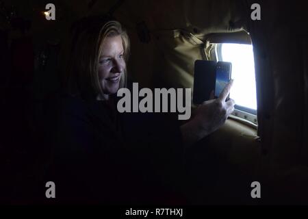 Debra Toufel, Università di Oklahoma Prezzo College of Business Director di partenariati pubblico-privato e membro della Tinker Air Force Base comandante onorario della classe 2017 prende una foto attraverso la finestra di fusoliera di un KC-135R Stratotanker durante una formazione locale volo Aprile 6, 2017 da Tinker Air Force Base in Oklahoma. Il comandante onorario è imparato circa la missione della 507th Air Refuelling Wing, Air Force comando Reserve, durante un rifornimento di aria la missione con F-16 Fighting falchi della 138th Fighter Wing, Oklahoma Air National Guard. Foto Stock