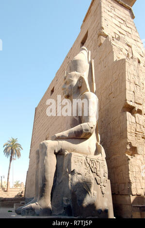 Statua di Ramesse II, Tempio di Luxor, sito Patrimonio Mondiale dell'UNESCO, Tebe, Luxor, governatorato di Luxor, Egitto Foto Stock