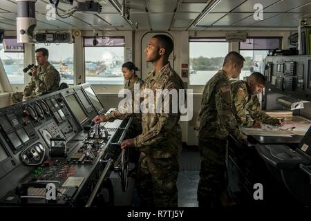 Un equipaggio di U.S. La riserva di esercito di operatori del natante con il 949th azienda di trasporti pone nel ponte di una nave armata di una serie di ritratti raffiguranti la loro occupazione militare specialità di bordo di un supporto logistico in nave Baltimore, Md., su aprile 7-8, 2017. Foto Stock