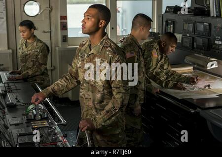 Un equipaggio di U.S. La riserva di esercito di operatori del natante con il 949th Transportation Company, pongono nel ponte di una nave armata di una serie di ritratti raffiguranti la loro occupazione militare specialità di bordo di un supporto logistico in nave Baltimore, Md., su aprile 7-8, 2017. Foto Stock