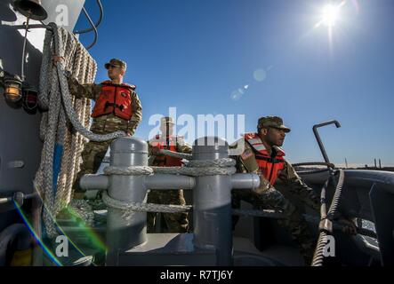 Un equipaggio di U.S. La riserva di esercito di soldati dal 949th Transportation Company, SPC. Huy Dinh, Sgt. Nigel Sonnylal e Sgt. Antoine Cooper, specializzati in operazioni di natante, cargo e ingegneria del natante, posa per una serie di ritratti a bordo di una nave armata a Baltimore, Md., su aprile 7-8, 2017. Foto Stock