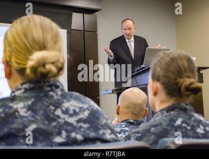 PENSACOLA, Fla. (7 aprile 2017) - Pensionati Air Force Capt. Guy Gruters parla di marinai a Navy medicina funzionale centro di formazione (NMOTC) circa il suo tempo come prigioniero di guerra nel Vietnam. Gruters l' intervento è stato incentrato sulla leadership come parte di un NMOTC 365 CPO evento. Foto Stock