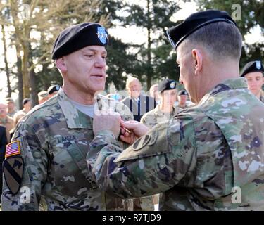 Ho Corps comandando generi Lt. Gen. Stephen R. Lanza (sinistra) è presentato il Distinguished Service Medal dal comandante generale degli Stati Uniti Forze armate comando (FORSCOM) gen. Robert B. Abrams, prima del mio corpo modifica del comando cerimonia, Aprile 3, 2017 a base comune Lewis-Mccorda. Washington. Foto Stock