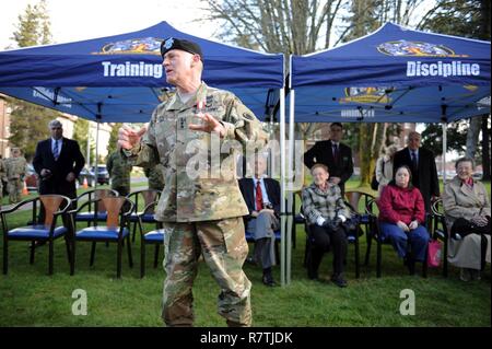 Prima che il mio corpo Modifica del comando cerimonia, ho Corps Comandante Generale Lt. Gen. Stephen Lanza, esprime apprezzamento per i suoi compagni soldati per il loro supporto e assistenza dopo la ricezione del servizio distinto medaglia, Aprile 3, 2017 a base comune Lewis-Mccorda, Washington. Foto Stock