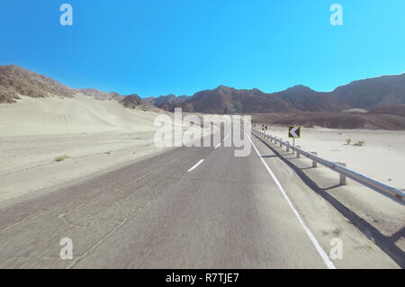 Carreggiata di Sharm el-Sheikh a Dahab, Sinai, Egitto Foto Stock