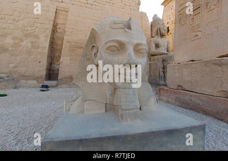 Statua di Ramesse II, Tempio di Luxor, sito Patrimonio Mondiale dell'UNESCO, Tebe, Luxor, governatorato di Luxor, Egitto Foto Stock