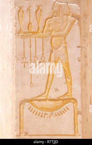 Affreschi sulle pareti del tempio, Tempio mortuario della Regina Hatshepsut, Tempio di Luxor complessa, Patrimonio Mondiale dell UNESCO Foto Stock