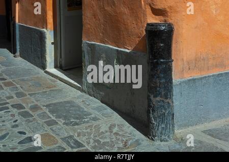 Il vecchio cannone nell'angolo di una strada, Cadiz, regione dell'Andalusia, Spagna, Europa. Foto Stock