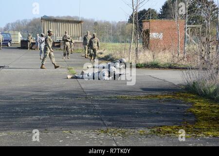 Stati Uniti Soldati del segnale 39Battaglione, reagire a fuoco indiretto durante il Comandante della Formazione, 22 marzo 2017, Wingene Air Base, Locale Area Formazione. Foto Stock