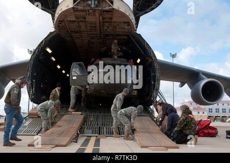 Un HH-60 Black Hawk elicottero viene scaricato da una squadra Dover C-5M Super Galaxy airlifter Marzo 26, 2017, presso la stazione navale di Rota, Spagna. La combinazione di servizio attivo e forza di riserva utilizzato quattro Dover C-5MS, volare più di 450 ore per il trasporto di 82 elicotteri, 46 passeggeri, e delle attrezzature di supporto per un totale di 2,6 milioni di sterline per tutta la durata della missione. Foto Stock