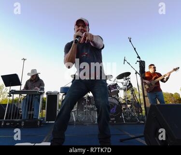 Ryan Daniel, cantante del Ryan Daniel Band, esegue per Team BLAZE Marzo 31, 2017 a Columbus Air Force Base, Mississippi. Daniel ha trascorso quasi dieci anni come un sistema di munizioni specialista per la Air Force. Foto Stock