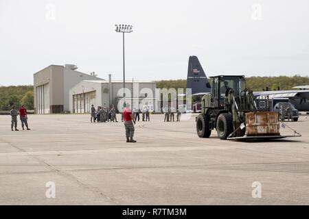 Stati Uniti Air Force Reserve aviatori dal 913th Airlift gruppo raccogliere sulla rampa per il supporto di un team di aviatori assegnati a 96porta antenna squadrone come si pratica il carico e lo scarico di un C-130J Super Hercules durante l'unità gruppo di formazione (UTA) week-end aprile 2, 2017, a Little Rock Air Force Base, Ark. Il team sarà in competizione in questo anno il porto Dawg sfida a Dobbins Air Base di riserva, Ga. Foto Stock