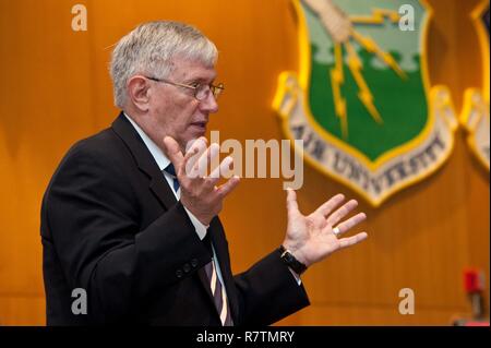 Maxwell AFB, Ala. - generale (pensionati) Roger A. Brady, ex comandante, US Air Forces Europe, ex comandante componente aria comando, Ramstein Air Base Germania, presenta 'Plumbing il nucleo del nucleo' durante la seconda aria annuale università di lingua, di competenze regionali e cultura simposio, Marzo 29, 2017. LREC è stato ospitato dalla Air Force la cultura e il Centro linguistico. Foto Stock