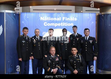 Il Leilehua High School team CyberPatriot, loro pullman e guide: in piedi (da sinistra a destra), Cadet Tyler McWilliams, Chief Warrant Officer 3 Lee Unrein, Cadet Brandon Unrein, Cadet Jarod Olive-Stalling, SPC. Giacobbe Cochran e SPC. Evan Wittman. In ginocchio sono esercito pensionato Lt. Col. Nick Spiridigliozzi (sinistra), le squadre di pullman e JROTC istruttore senior e Cadet Giacobbe Huerta (a destra). McWilliams, Huerta e Unrein aspirano ad essere cyber defense professionisti per la National Security Agency e Olive-Stallings vuole essere un ufficiale della Marina dopo la laurea dalla High School. I tre soldati Foto Stock