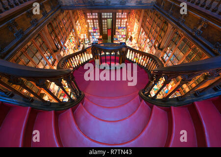 Scale a spirale, Livraria Lello & IRMÃO, Porto, Portogallo Foto Stock