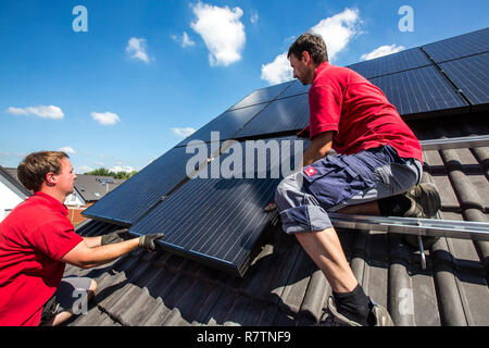 Costruzione di un impianto solare su una casa, l'installazione di pannelli solari su un tetto a falde inclinate, Bottrop, distretto della Ruhr Foto Stock