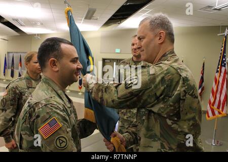 Stati Uniti Esercito Lt. Col. Eric Rahman (sinistra), comandante della Western Cyber Protection Center, parte della riserva di esercito Cyber Operations Group (ARCOG), 335a comando di segnalazione (teatro), riceve il comando di colori da Col. Michael D. Smith (a destra), l'ex comandante ARCOG, durante un cambiamento di cerimonia di comando 8 Aprile presso il Camp parchi, California. Foto Stock