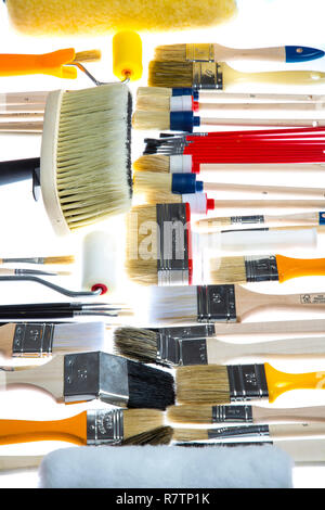 Diversi tipi di spazzole e rulli di vernice Foto Stock