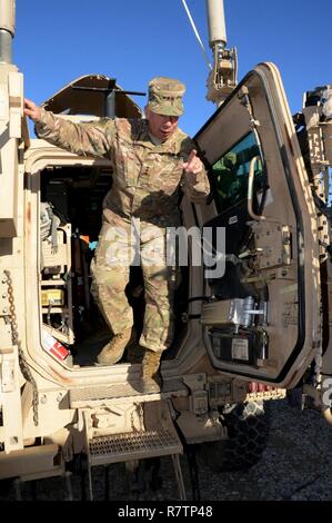 Il Mag. Gen. Todd T. Semonite, U.S. Esercito di ingegneri comandante generale e il capo degli ingegneri, si arrampica su di un percorso di gioco sul veicolo Bagram Airfield, Afghanistan, 6 aprile. Semonite si è incontrato con i soldati di la quarantunesima edizione del gioco di percorso azienda come parte della sua visita di tre giorni del paese. Foto Stock