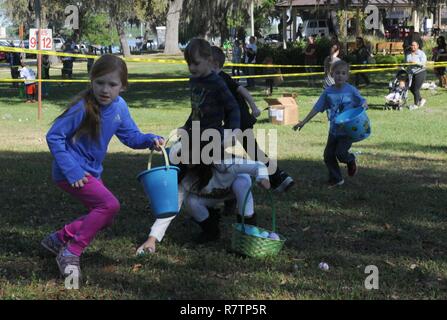 Keesler bambini ricerca di uova durante il bambino orgoglio giorno Easter egg hunt Aprile 8, 2017, su Keesler Air Force Base, Mississippi. L'evento festeggiamenti incluso una parata, Easter egg hunt, arti e mestieri e le informazioni delle capanne per più di 1.000 bambini e membri della famiglia nella celebrazione del Mese del bambino militare. Foto Stock