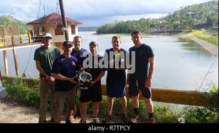 Il USACE Servizi Tecnici Dive Team ha completato il ROV e Dive ispezioni presso la diga Guajataca in Puerto Rico da Feb. 26-28, 2017 a sostegno del distretto di Jacksonville, U.S. Esercito di ingegneri di riparazioni per FEMA per raccogliere dettagliate condizioni di impianto e le misurazioni per i futuri lavori di riparazione.membro del team in ordine le foto di gruppo sono (L-R) Andrew Hannes, Mike Draganac, Dave Bala, Shanon Chader, Weston Croce, Brian Dockstader. Foto Stock