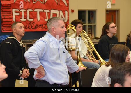 CEDAR Park, Texas - (20 marzo 2017) Bryan cristiano, direttore della banda di Vista Ridge High School, osserva come marinai della banda della marina a sud-ovest da San Diego ha condotto una clinica con band che gli studenti a scuola durante la settimana della marina di Austin. La band è composta da accuratamente addestrato i musicisti professionisti dedicati ai più alti livelli di performance musicale. A eccellere nella versatilità attraverso esibizioni presso varie sedi, la banda ispira orgoglio e patriottismo attraverso la musica. Texas' capitale è membri di hosting di U.S. Navy durante Austin Navy settimana, Marzo 18-24, coincidente con il Rodeo Austin e Stock Foto Stock