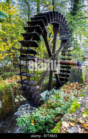 Storica ruota di acqua dell'ex fulling mill sul Fiume Lahn, Limburg an der Lahn, Hesse, Germania Foto Stock