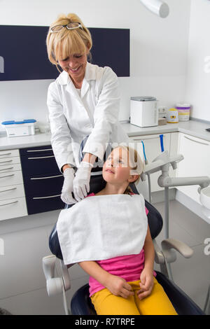 La ragazza alla dentista, assistente dentale preparazione del paziente, Germania Foto Stock