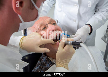 Uomo senior ricevono il trattamento presso il dentista, Germania Foto Stock