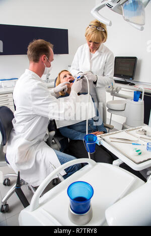 Donna che ricevono il trattamento presso il dentista, Germania Foto Stock