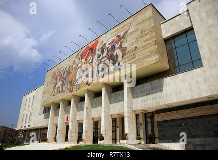 Museo di Storia Nazionale a Piazza Skanderbeg con il grande mosaico Shqiptaret, Tirana, Albania Foto Stock