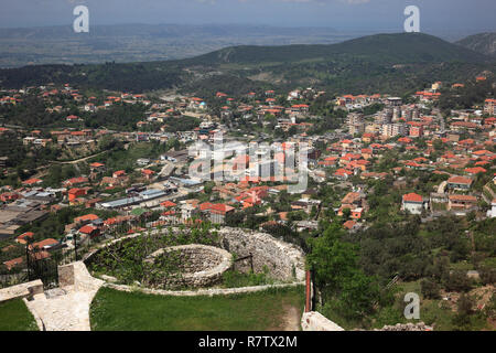 Vista attraverso le rovine presso il Museo di Skanderbeg per la parte nuova della città, Kruja, Durres County, Albania Foto Stock