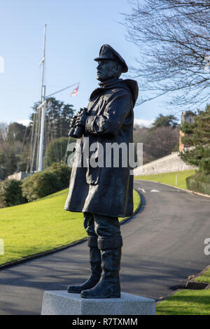 Judy Boyt la scultura di guardare il detentore al Britannia Royal Naval College di Dartmouth BRNC guardando oltre il fiume Dart Foto Stock