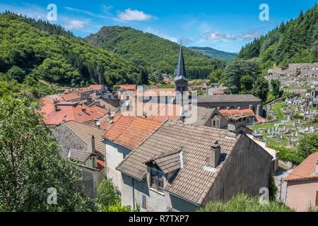 Francia, Lozère, Causses e Cévennes, Mediterraneo agro pastorale del paesaggio culturale, sono classificati come patrimonio mondiale dall'UNESCO, il parco nazionale di Cevennes, elencato come Riserva della Biosfera dall'UNESCO, villaggio di Villefort Foto Stock