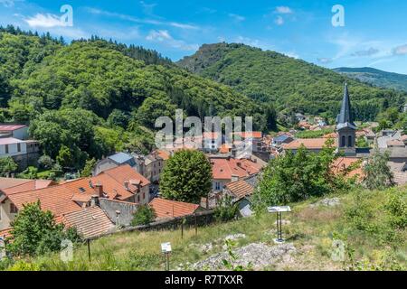 Francia, Lozère, Causses e Cévennes, Mediterraneo agro pastorale del paesaggio culturale, sono classificati come patrimonio mondiale dall'UNESCO, il parco nazionale di Cevennes, elencato come Riserva della Biosfera dall'UNESCO, villaggio di Villefort Foto Stock