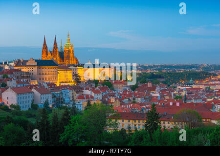 Il Castello di Praga di notte, la sera presto vista dell'illuminato Hradcany quartiere del Castello di Praga, Repubblica Ceca. Foto Stock