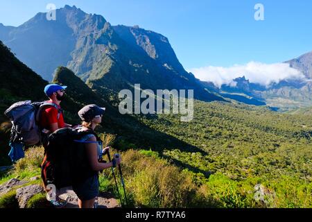 Reunion, la detenzione, escursionista vicino al Boeufs pass con il Gros Morne dietro, classificato come patrimonio mondiale dall' UNESCO Foto Stock