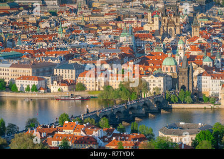 Il Ponte Carlo a Praga, vista aerea del Ponte Carlo e edifici della Città Vecchia - Stare Mesto - distretto di Praga, Repubblica Ceca. Foto Stock